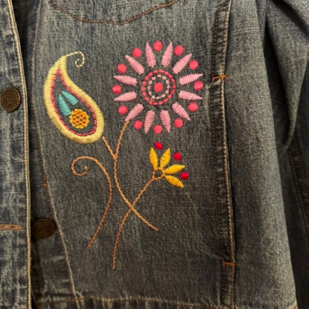 VAN HEUSEN WOMEN'S EMBROIDERED LIGHTWEIGHT JEAN JACKET, SIZE SMALL.  LIKE NEW